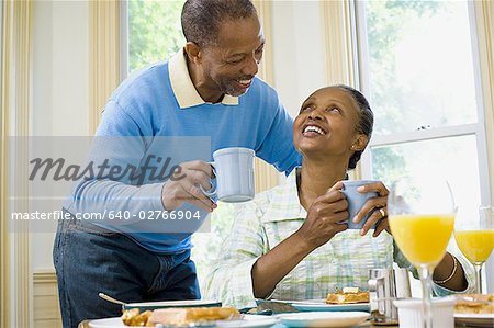 Senior homme et une femme senior prenant son petit déjeuner