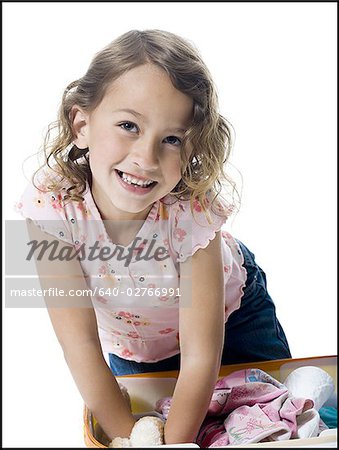 Portrait d'une jeune fille d'emballage une valise