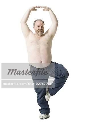Gros plan d'un homme d'âge mûr debout sur une jambe