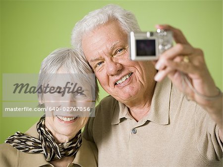 Gros plan d'un couple de personnes âgées en prenant une photo d'eux-mêmes