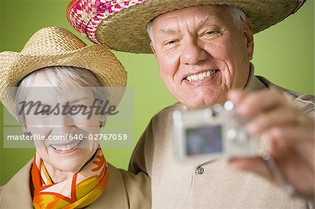 Gros plan d'un couple de personnes âgées en prenant une photo d'eux-mêmes