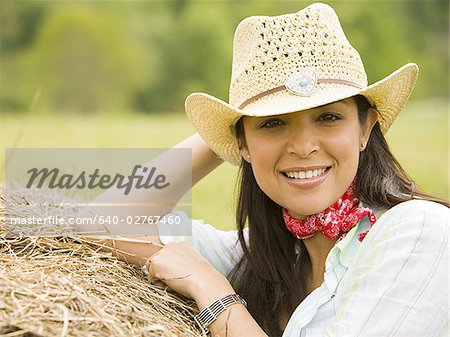 Portrait d'une femme portant un chapeau