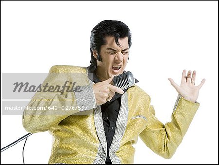 Ein Elvis-Imitator ins Mikrofon singen