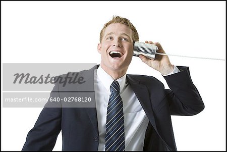 Portrait d'un homme d'affaires à l'aide d'un téléphone de boîtes de conserve