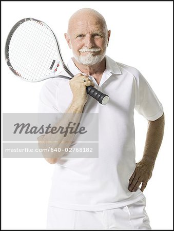 Alter Mann hält ein Tennisschläger