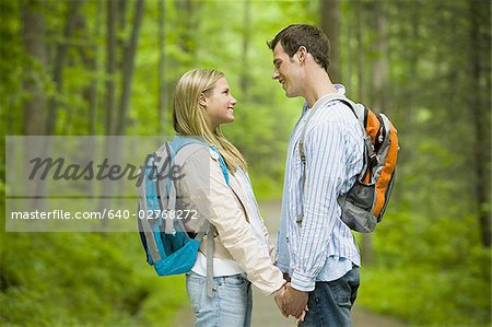 Profil d'un jeune couple regardant les uns les autres et souriant