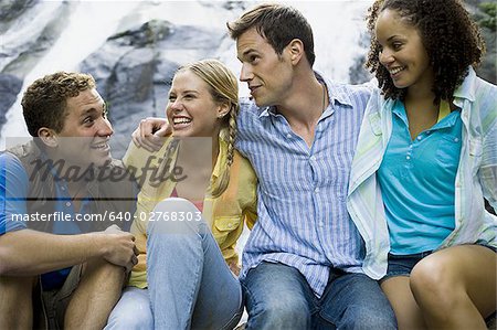 Nahaufnahme von zwei junge Frauen und zwei junge Männer, Lächeln