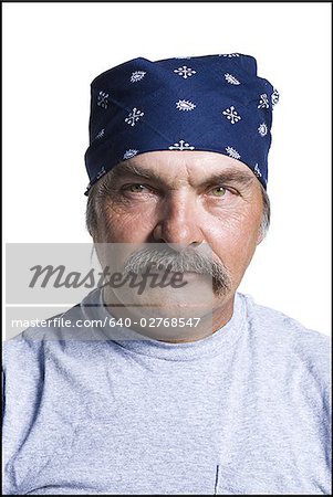 Zerzausten Mann mittleren Alters mit Kopftuch