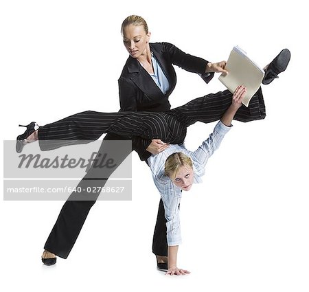 Deux femmes d'affaires de contorsionniste
