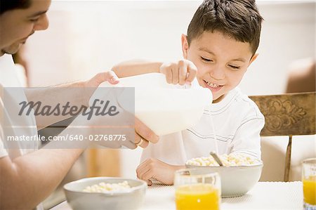 Vater und der junge Sohn zusammen frühstücken