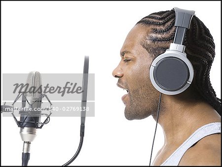 L'homme Afrique-ethnicité, chantant dans le microphone