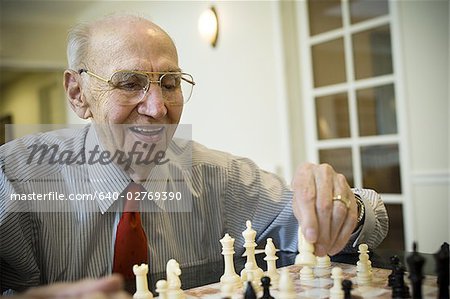 Älterer Mann spielt Schach