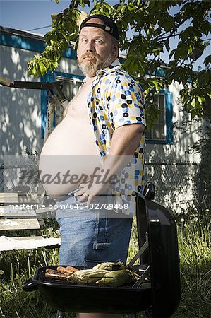 Homme obèse de gril de barbecue