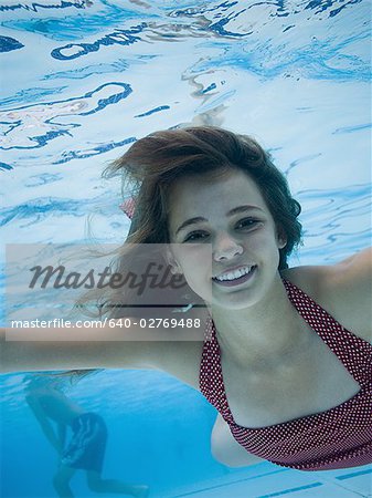 Mädchen unter Wasser schwimmen im pool