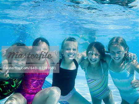 Mädchen unter Wasser schwimmen im pool
