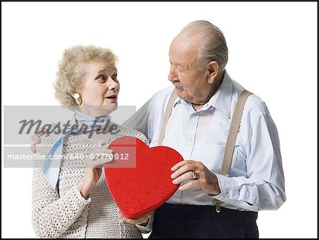 Vieil homme donnant Valentines épouse chocolat