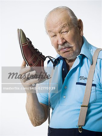 Melon mâle renifler les chaussures de quilles stinky