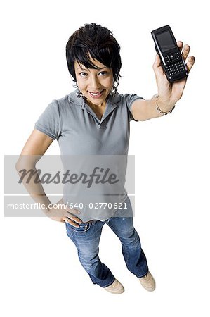 Frau hält ein Handy