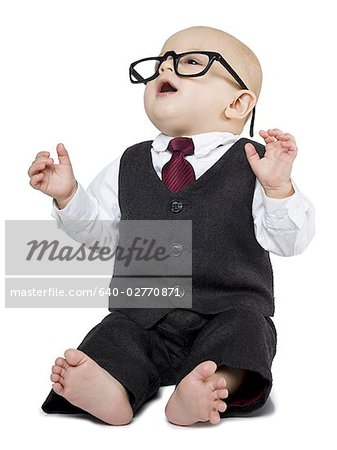 Baby Boy in Business-Anzug sitzen