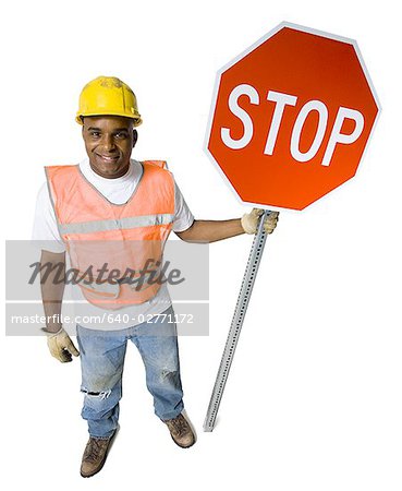 Straße Arbeiter mit Stop-Schild und Bauarbeiterhelm