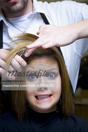 Friseur schneiden junge Frau Haare