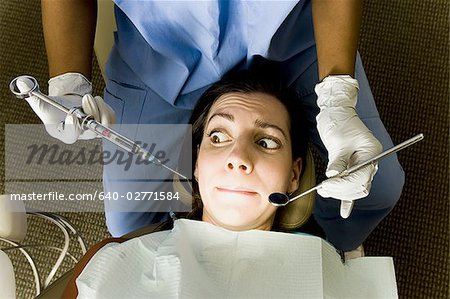 Frau, die zahnärztliche Untersuchung