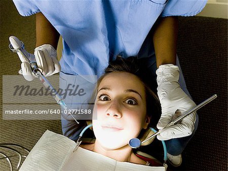 Fillette avec examen dentaire