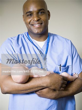 Mâle infirmière ou médecin bébé de tenue nouveau-né