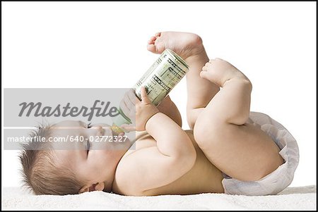 Baby trinken aus der Flasche mit der US-Währung in es