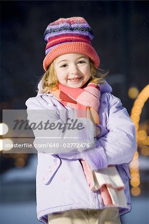 Jeune fille à l'extérieur en hiver souriant