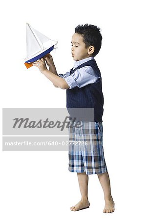 Boy holding Spielzeug Boot