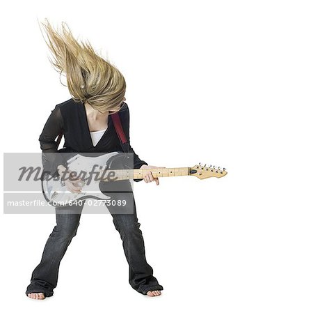 Femme joue de la guitare électrique