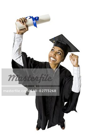 Frau Graduierung Kleid und Blank Sign mit Diplom aufgeregt