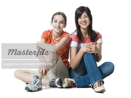 Deux filles assis et souriant