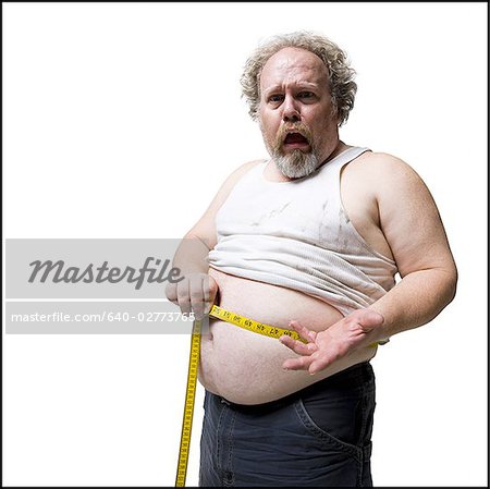 Homme obèse taille avec toise de mesure