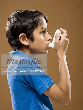 Garçon avec profil inhalateur asthme