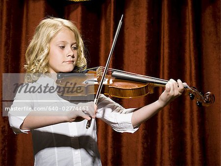 Mädchen spielen Geige auf der Bühne