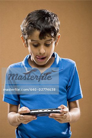 Garçon tenant souriant de jeu vidéo