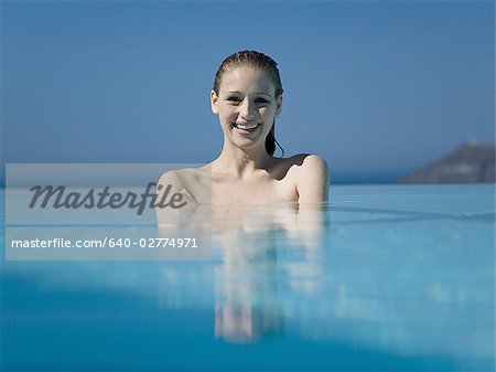 Femme en souriant de la piscine en plein air