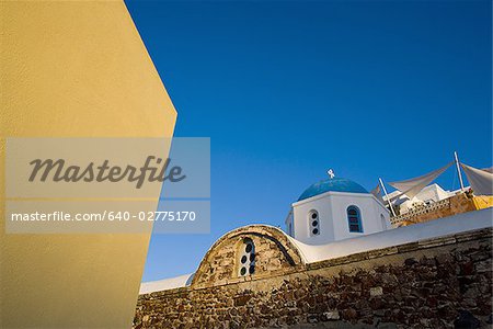 Vue détaillée de l'église jaune avec ciel bleu