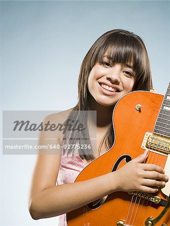 Frau Gitarre spielen