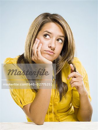 Femme faire virevolter les cheveux dans la main