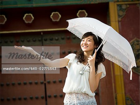 Adolescente à l'extérieur avec le sourire de parapluie