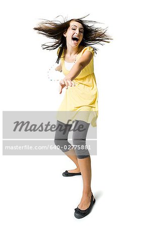 Teenage girl dancing et souriant