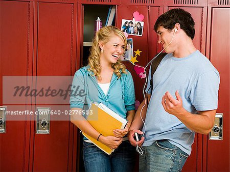 Couple d'adolescents à l'école.