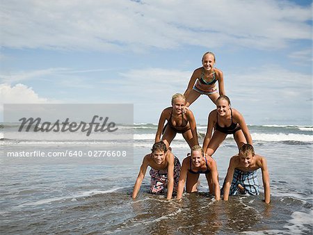 Pyramide humaine sur la plage.