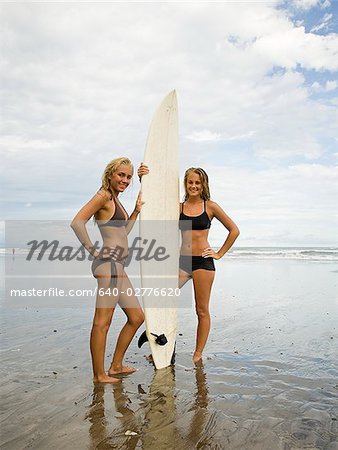 Junge Frauen am Strand.