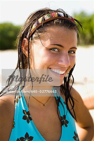 Jeune femme à la plage.
