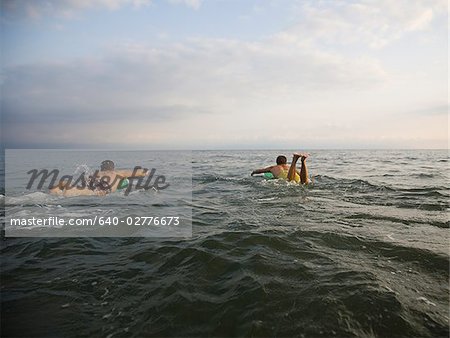 Deux hommes à la plage.