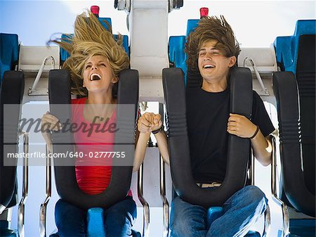 jeune couple dans un parc d'attractions